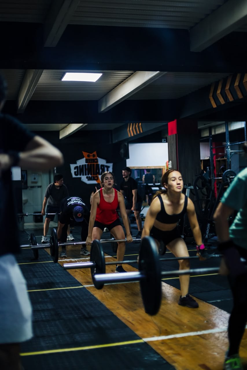 Grupo de Functional Training entrenando con barras
